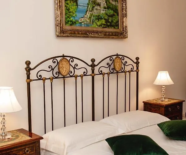 Konukevi Delfini Trevi House Roma