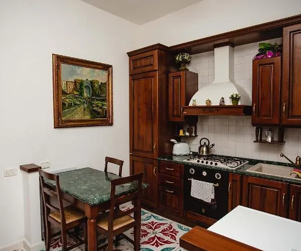 Konukevi Delfini Trevi House Roma